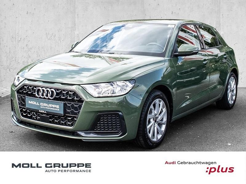 Distriktgrün metallic Gebraucht 2025 Audi A1 Sportback Advanced Kleinwagen | 22.440 € (Guter Preis) - Bild 1/3