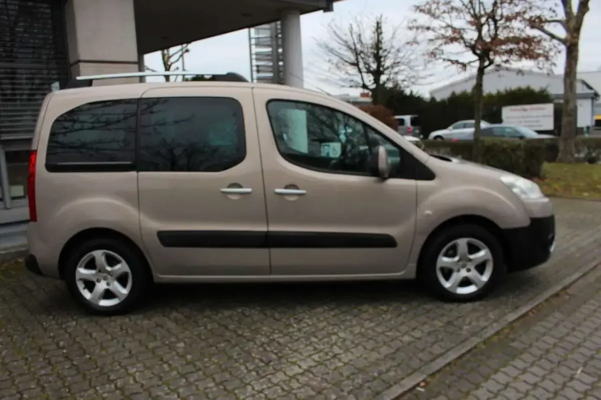 Gebraucht Peugeot Partner Tepee Family 109 PS (80 kW) 2010 Farbe sandbeige/metalliclack Van / Kleinbus