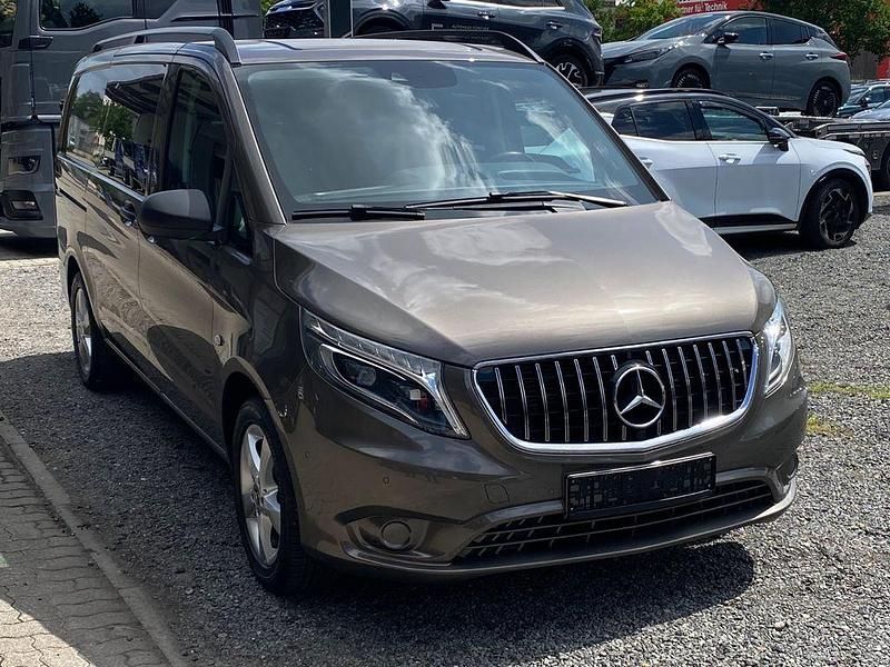 Grau Gebraucht 2016 Mercedes Vito Van / Kleinbus | 18.990 € - Bild 1/4