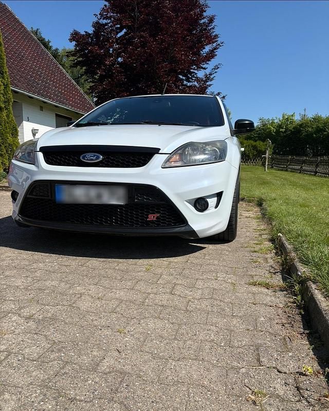 Weiß Gebraucht 2008 Ford Focus ST Limousine | 8.990 € (Teuer) - Bild 1/4