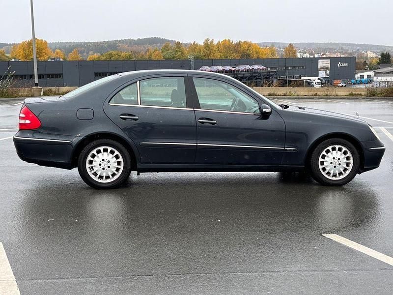 Gebraucht Mercedes E240 Elegance 177 PS (130 kW) 2002 Schwarz Limousine