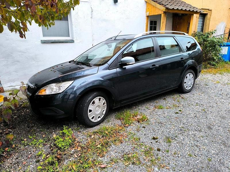 Grau Gebraucht 2011 Ford Focus Kombi | 1.550 € (Superpreis) - Bild 1/4