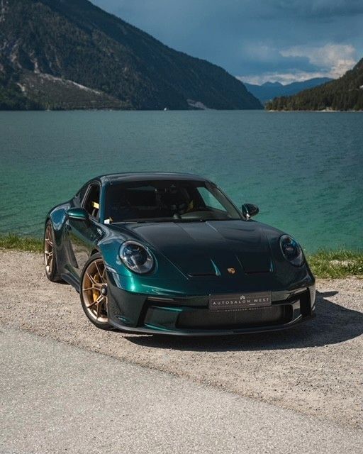 Grün Gebraucht 2023 Porsche 992 | 237.990 € - Bild 1/4