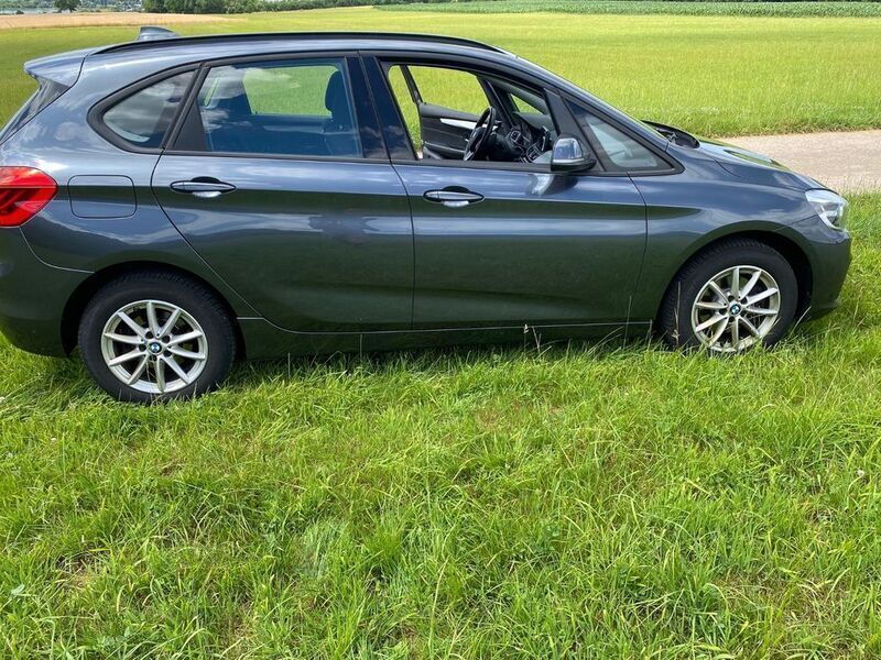 Grau Gebraucht 2018 BMW 218 Active Tourer Advantage Van / Kleinbus | 15.600 € (Guter Preis) - Bild 1/4