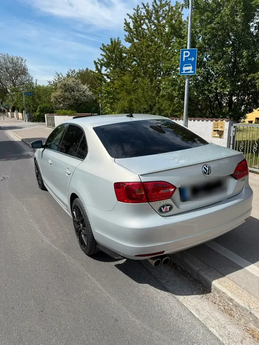 Używany VW Jetta 140 KM (102 kW) 2011 Beżowy Sedan/Limuzyna