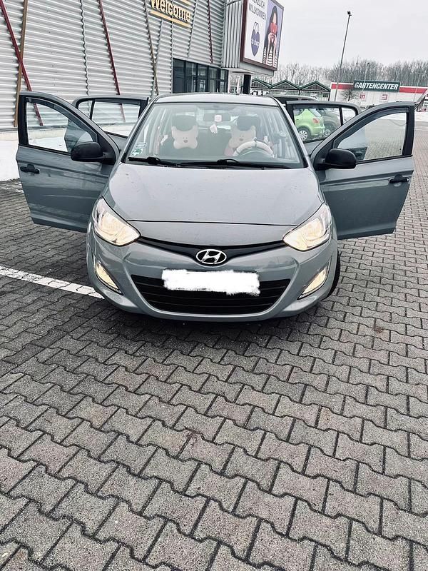 Grau Gebraucht 2014 Hyundai i20 Kleinwagen | 8.500 € - Bild 1/4