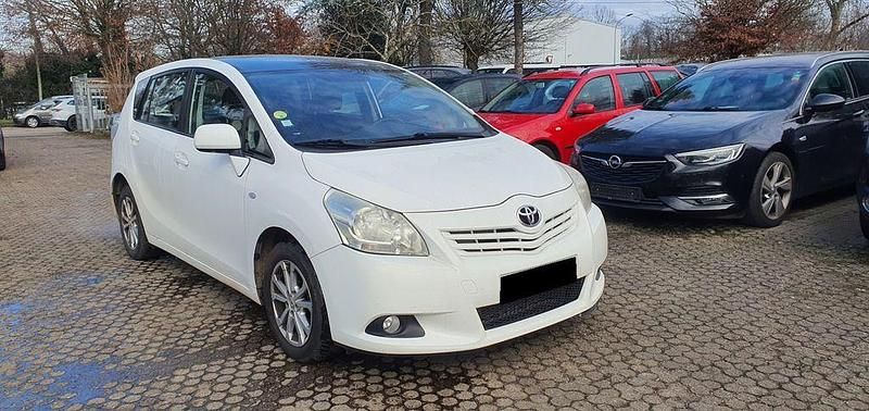 Gebraucht Toyota Verso Basis 126 PS (92 kW) 2011 Weiß Van / Kleinbus