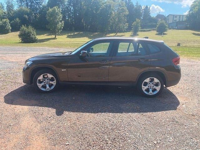 Braun Gebraucht 2011 BMW X1 SUV | 8.199 € (Fairer Preis) - Bild 1/3