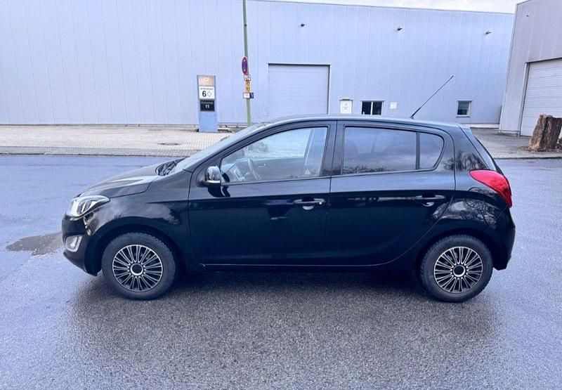 Gebraucht Hyundai i20 Classic 86 PS (63 kW) 2014 Schwarz Kleinwagen