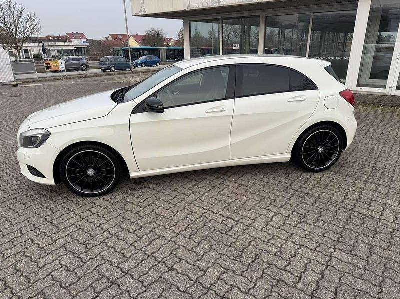 Gebraucht Mercedes A180 122 PS (89 kW) 2012 Weiß Kleinwagen