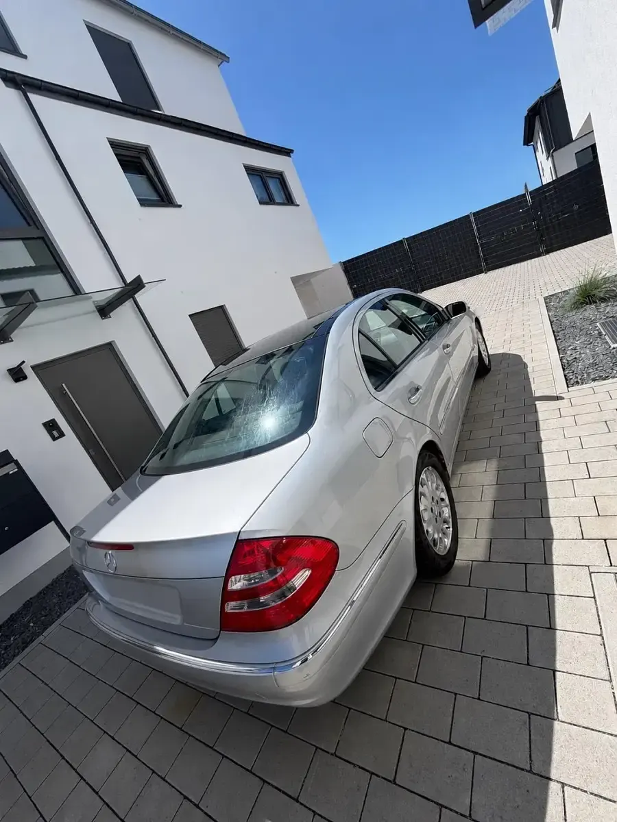 Gebraucht Mercedes E220 150 PS (110 kW) 2002 Silber Limousine