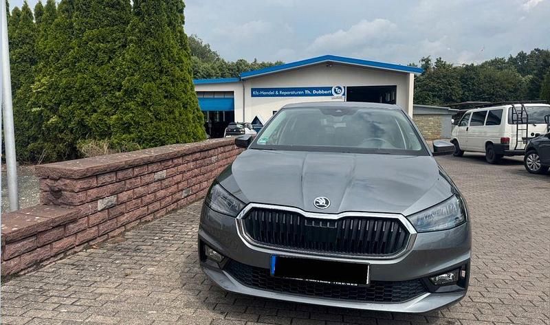 Grau Gebraucht 2022 Skoda Fabia Ambition Kleinwagen | 14.800 € (Fairer Preis) - Bild 1/4