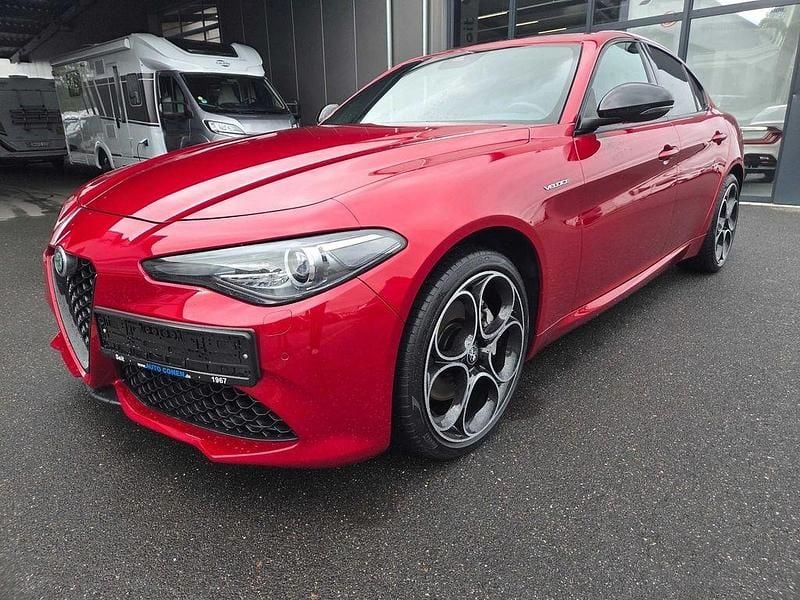 Rosso etna, speziallackierung Gebraucht 2022 Alfa Romeo Giulia Veloce Limousine | 28.880 € (Teuer) - Bild 1/4