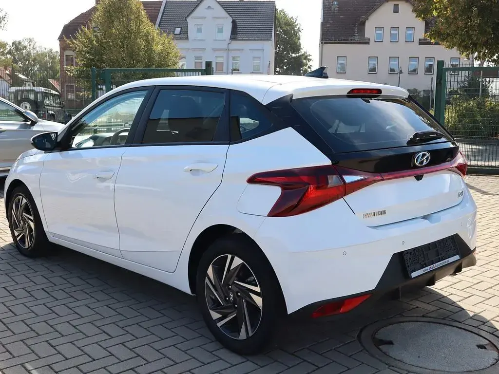 Gebraucht Hyundai i20 101 PS (74 kW) 2022 Weiß Limousine