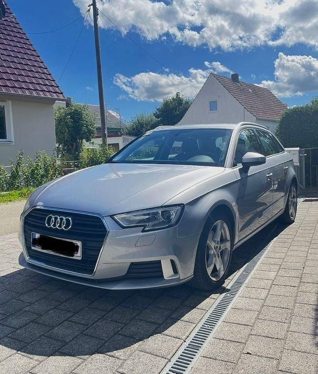 Silber Gebraucht 2018 Audi A3 Sportback Sport Limousine | 17.200 € (Fairer Preis) - Bild 1/4