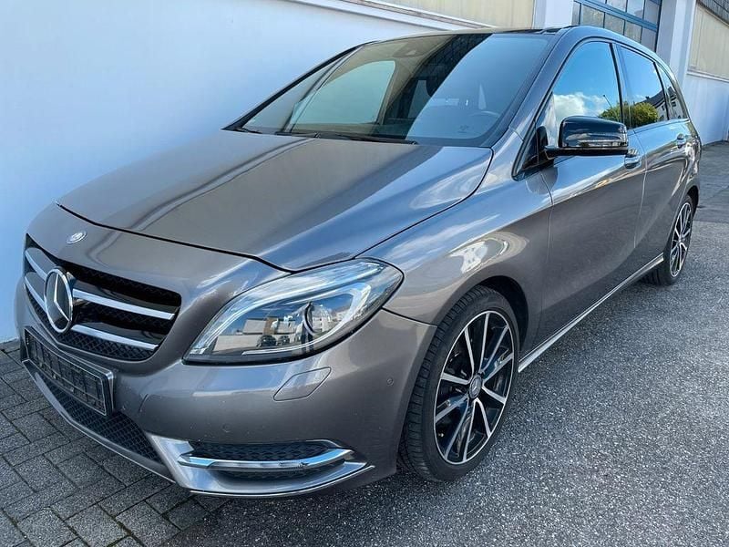 Grau Gebraucht 2012 Mercedes B200 Van / Kleinbus | 11.500 € (Guter Preis) - Bild 1/4
