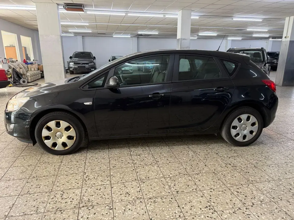 Gebraucht Opel Astra Design Edition 120 PS (88 kW) 2012 Schwarz Limousine