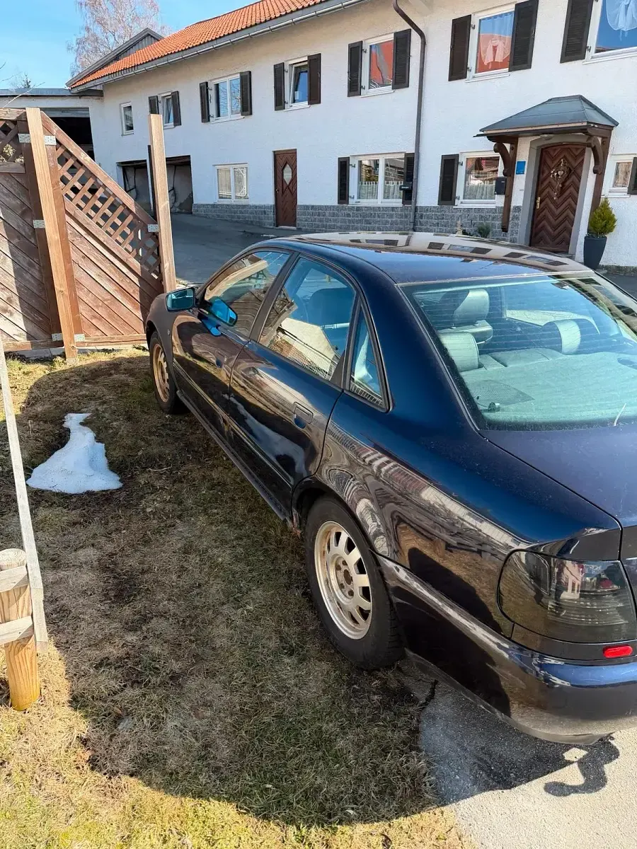 Używany Audi A4 150 KM (110 kW) 1995 Niebieski Sedan/Limuzyna