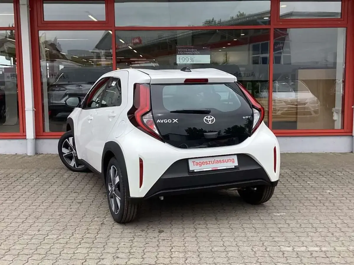 Neu Toyota Aygo X Active 116 PS (85 kW) 2026 Weiß SUV