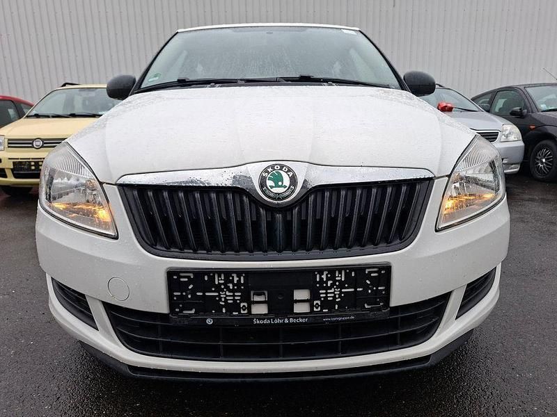 Weiß Gebraucht 2011 Skoda Fabia Cool Edition Kleinwagen | 1.999 € (Superpreis) - Bild 1/4