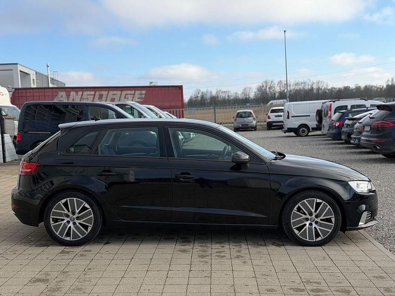 Używany Audi A3 Sport 110 KM (80 kW) 2016 Czarny Sedan/Limuzyna