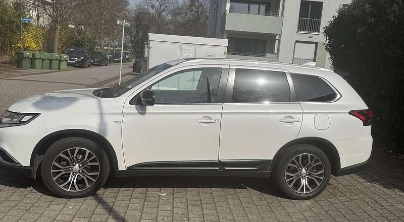 Gebraucht Mitsubishi Outlander Plus 204 PS (150 kW) 2016 Weiß SUV