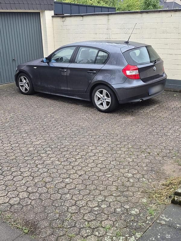Grau Gebraucht 2006 BMW 118 Kleinwagen | 6.900 € (Teuer) - Bild 1/4