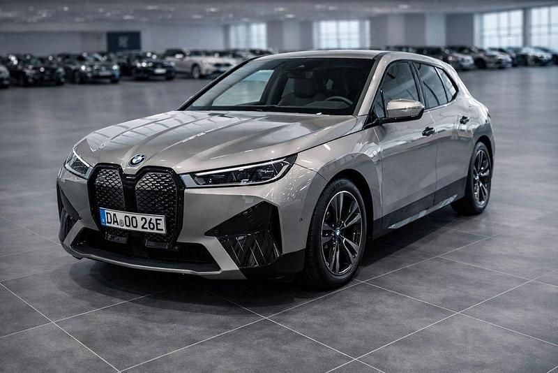 Silber Gebraucht 2023 BMW iX Sport Line SUV | 42.490 € (Superpreis) - Bild 1/4