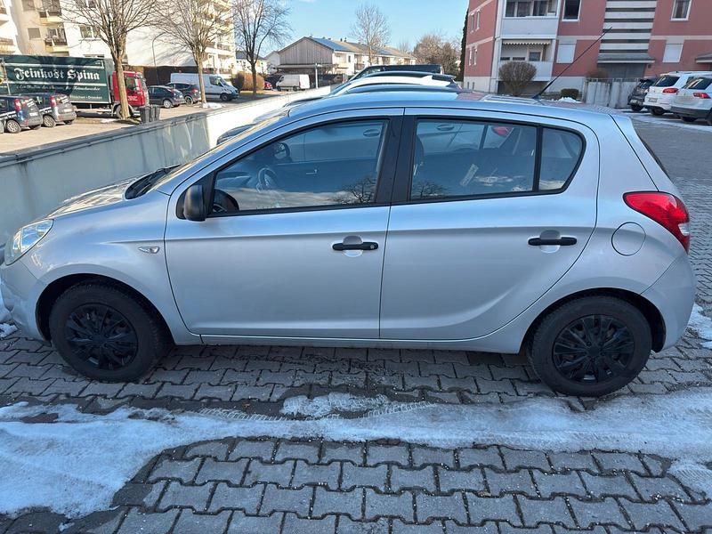 Gebraucht Hyundai i20 75 PS (55 kW) 2010 Silber Kleinwagen