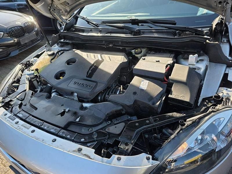 Gebraucht Volvo V40 Momentum 114 PS (83 kW) 2015 Silber Limousine