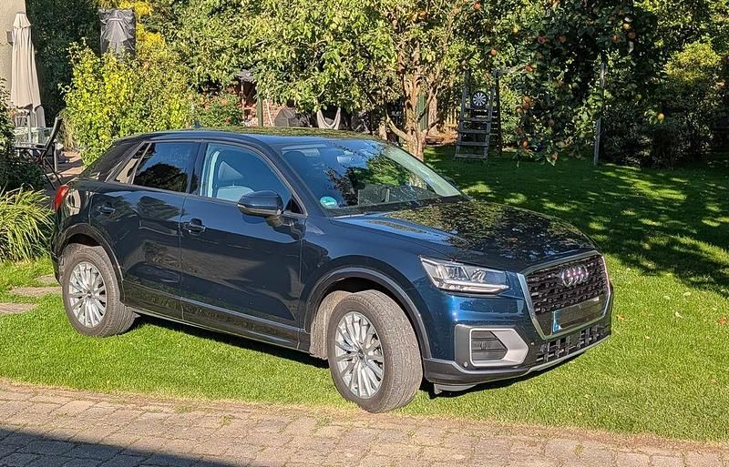 Blau Gebraucht 2018 Audi Q2 Design SUV | 19.450 € (Guter Preis) - Bild 1/4