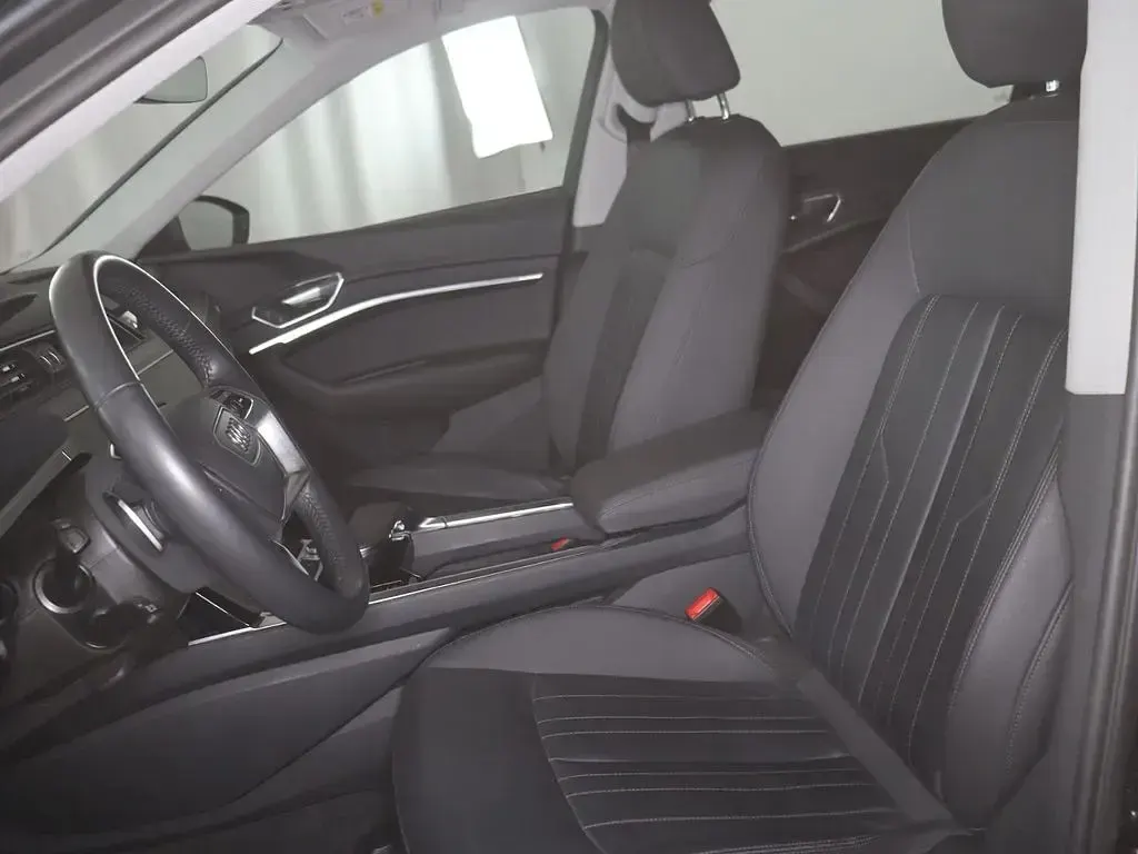 Gebraucht Audi e-tron Performance 300 kW (408 PS) 2021 Manhattangrau metallic (metallic) SUV