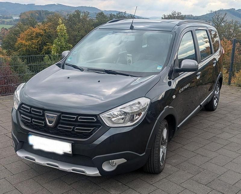 Grau Gebraucht 2019 Dacia Lodgy Stepway Van / Kleinbus | 11.900 € (Fairer Preis) - Bild 1/4