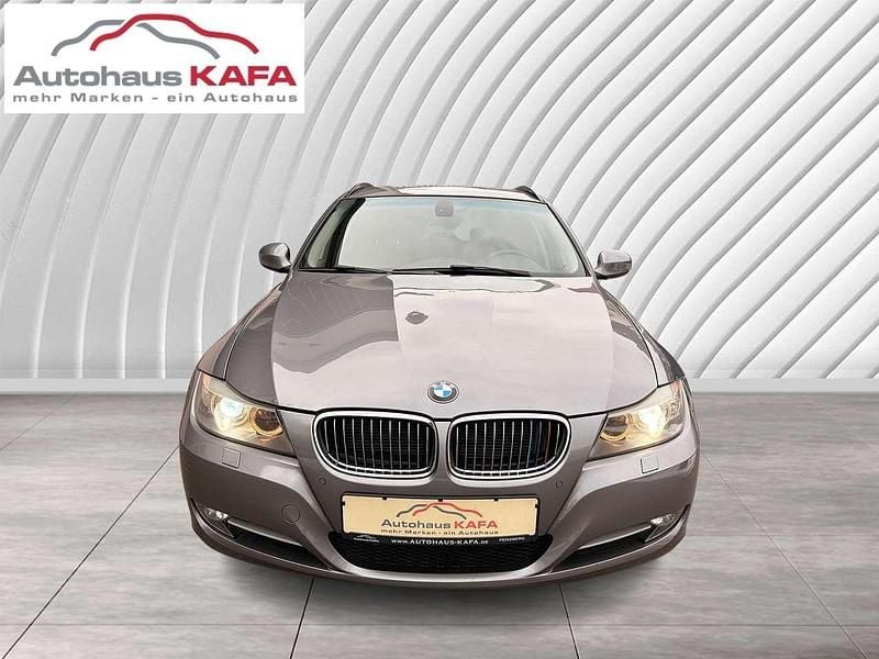 Spacegrau metallic Gebraucht 2012 BMW 320 Kombi | 6.250 € (Superpreis) - Bild 1/4