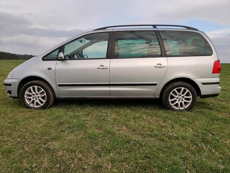 Second-hand VW Sharan 131 CP (96 kW) 2004 Argintiu Monovolum