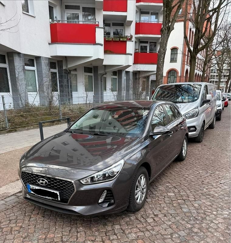 Gebraucht Hyundai i30 Select 110 PS (80 kW) 2018 Braun Limousine