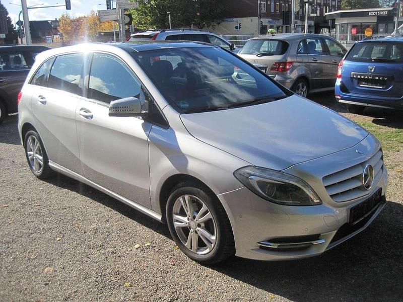 Polarsilber Gebraucht 2014 Mercedes B180 Van / Kleinbus | 9.999 € (Guter Preis) - Bild 1/4
