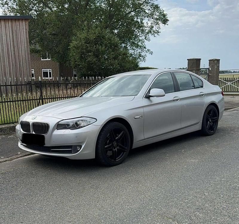 Silber Gebraucht 2011 BMW 528 Limousine | 10.499 € (Superpreis) - Bild 1/4