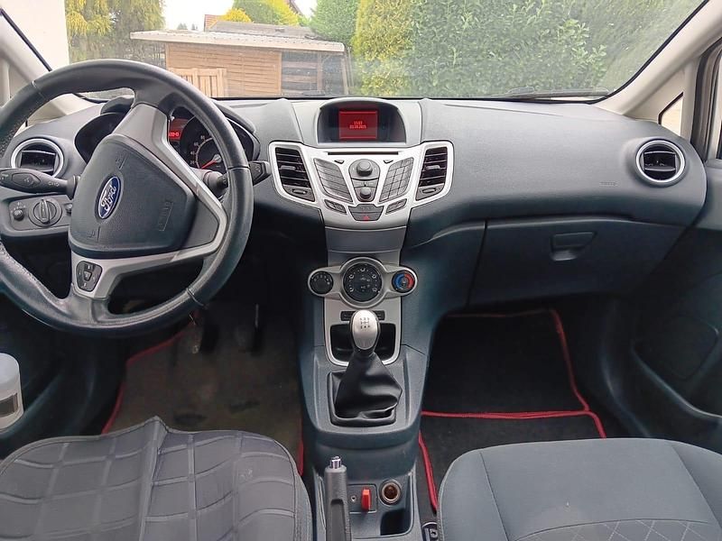 Gebraucht Ford Fiesta 59 PS (43 kW) 2012 Silber Kleinwagen