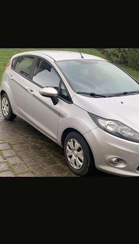 Gebraucht Ford Fiesta Trend 95 PS (69 kW) 2012 Silber Limousine