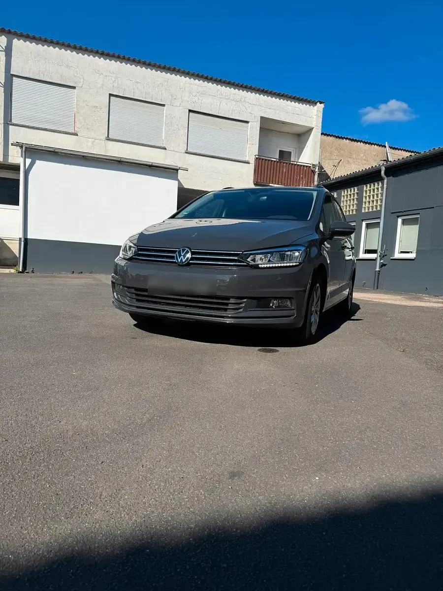 Gebraucht VW Touran 150 PS (110 kW) 2024 Grau Van / Kleinbus