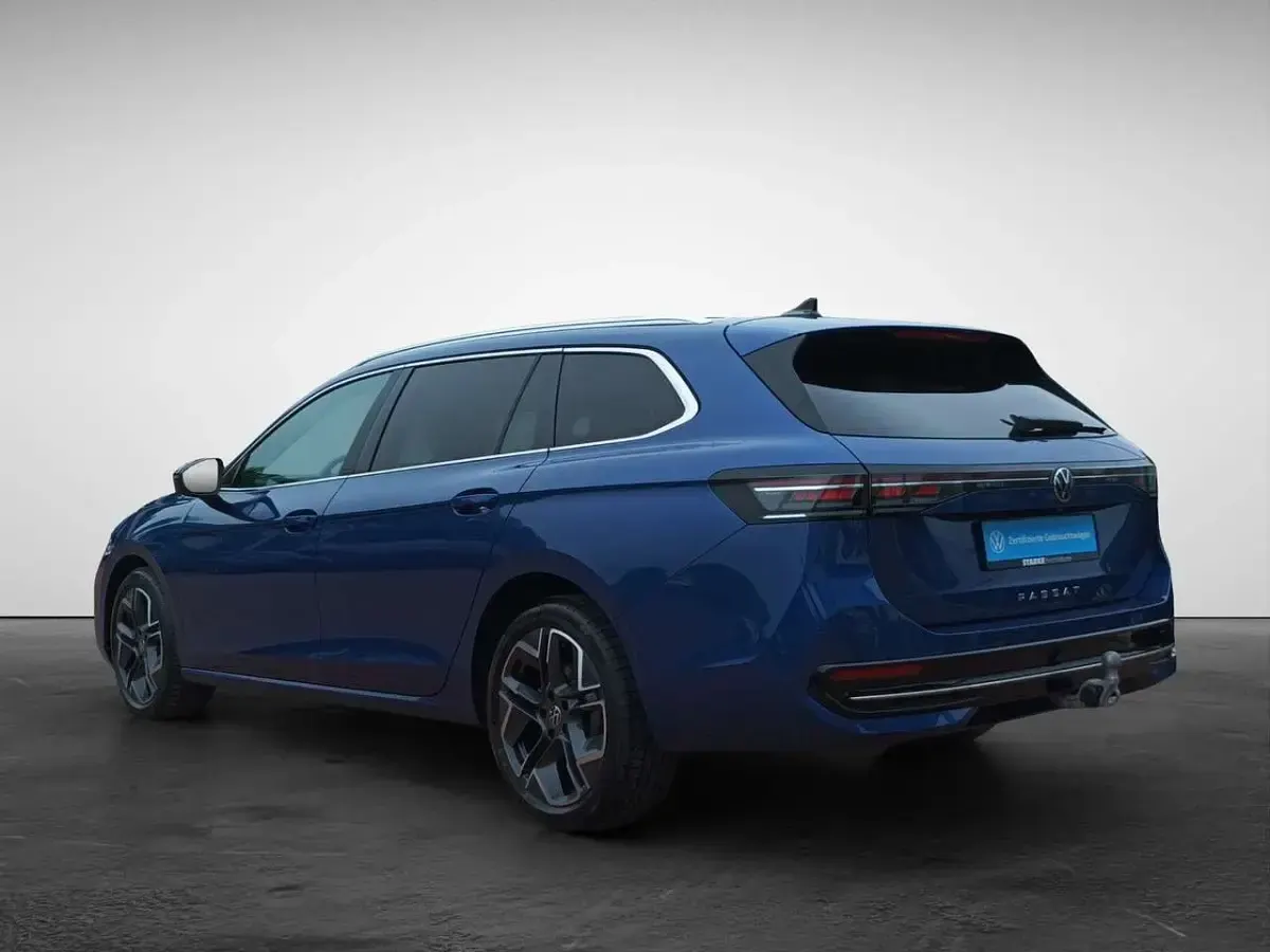 Gebraucht VW Passat Elegance 150 PS (110 kW) 2025 Blau Kombi