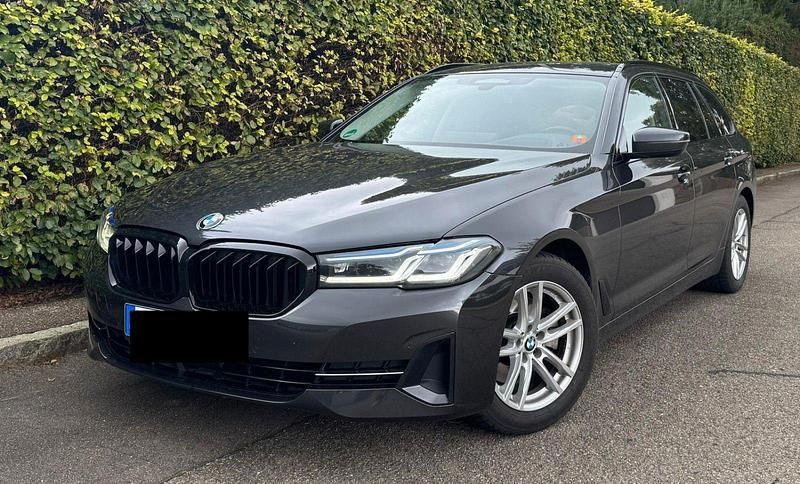 Grau Gebraucht 2021 BMW 520 Shadowline Kombi | 24.900 € (Guter Preis) - Bild 1/4