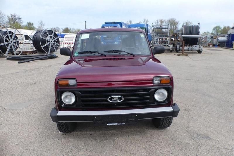 Gebraucht Lada Taiga 83 PS (61 kW) 2018 Rot SUV