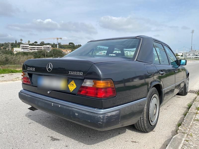 Second-hand Mercedes E250 126 CP (92 kW) 1993 Negru Berlinǎ