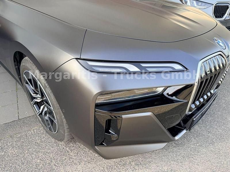 Gebraucht BMW 750e Performance 489 PS (359 kW) 2024 Grau Limousine
