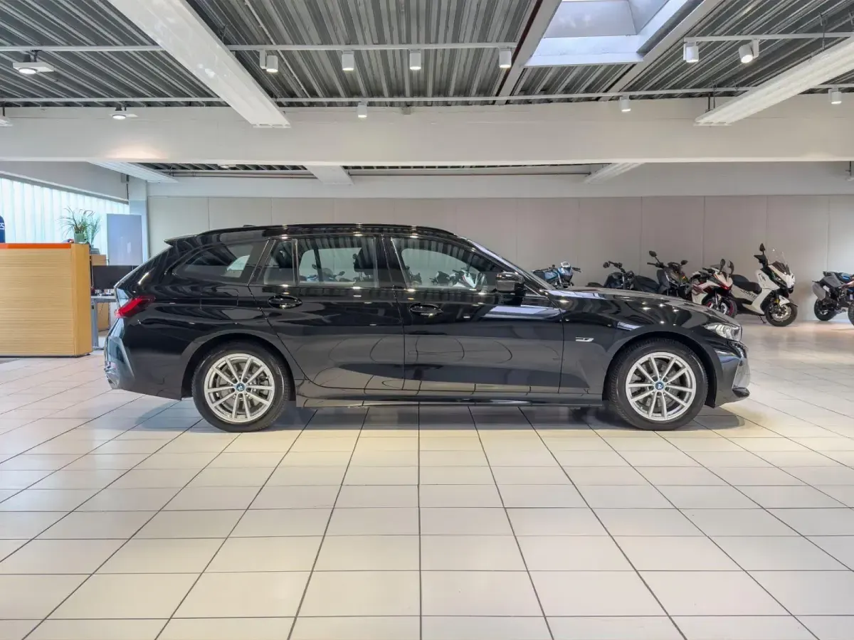 Gebraucht BMW 320e Shadowline 163 PS (119 kW) 2023 Schwarz Kombi