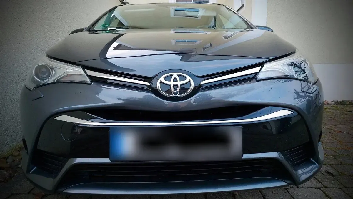 Gebraucht Toyota Avensis Comfort 147 PS (108 kW) 2017 Grau Limousine