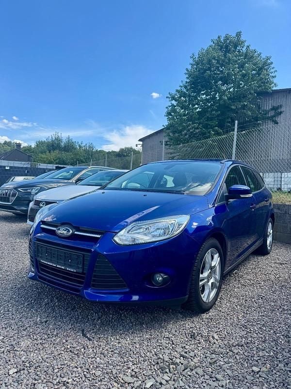 Blau Gebraucht 2015 Ford Focus Trend Kombi | 5.800 € (Guter Preis) - Bild 1/4