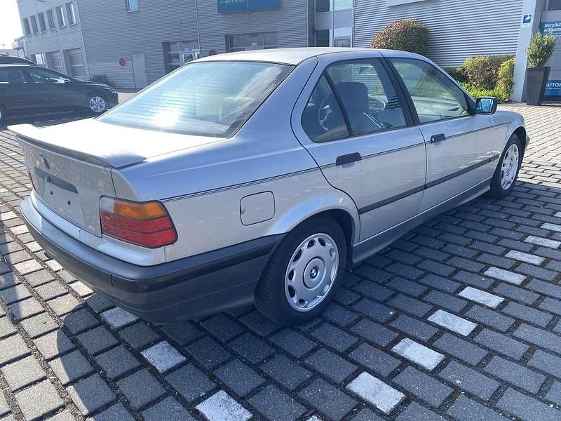 Gebraucht BMW 318 113 PS (83 kW) 1993 Silber Limousine